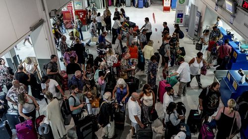 Haos pe aeroporturile din Europa. Zeci de români, batjocoriți pe terminalul din Creta: „Ne-au ținut ca niște animale”