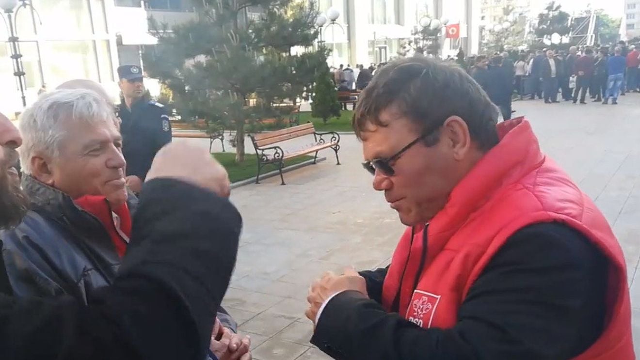VIDEO Un preot îi ceartă pe PSD-iști la mitingul de la Iași