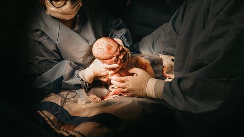 INVESTIGAȚIE În fiecare zi două minore nasc în spitalele publice din sud-estul României, dar instituțiile sunt preocupate să-și paseze responsabilitatea