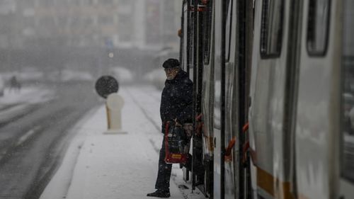 Circulația autobuzelor, tramvaielor și troleibuzelor din București, afectată serios de zăpadă