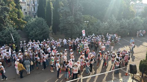 VIDEO Sindicatele protestează miercuri dimineața în fața Prefecturii Constanța: „Abilitatea Guvernului: Să nu respecte partenerii sociali” / „Spuneți că ne respectați e cazul să demonstrați”