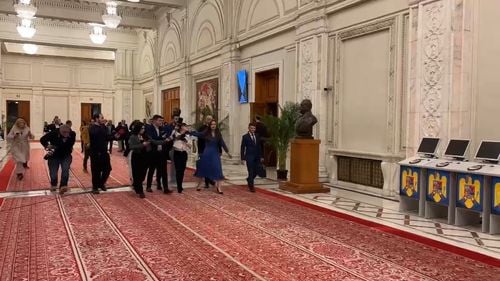 ”Suveraniștii” de la POT, AUR și SOS, atacuri și derapaje la adresa jurnaliștilor / Gavrilă a sfidat presa în Parlament, Becali a luat microfonul unui jurnalist iar Șoșoacă l-a blestemat pe Gâdea