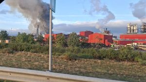 Incendiu la Kronospan Sebeș: S-au auzit mai multe explozii. Doi români și un cetățean din Sri Lanka au fost răniți / Garda de mediu a anunțat că fabrica riscă o amendă de până la 100.000 de lei
