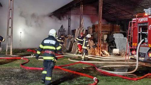 Incendiu la un depozit de lemne, în Săcueni (Bihor) / Arde tot depozitul, cu risc de extindere