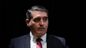 EXCLUSIV Peste 11 milioane de lei au fost atribuite direct de școlile din București către firme și ONG-uri legate de actualul inspector școlar general al Bucureștiului, Florian Lixandru, din 2022, când acesta a fost numit secretar de stat în Ministerul Educației