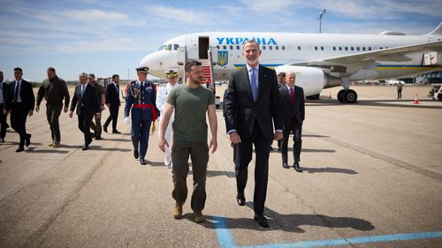 VIDEO Zelenski a sosit în prima sa vizită în Spania, unde a fost întâmpinat pe aeroport de însuşi regele Felipe / Ce ar putea obţine de la Madrid în materie de armament