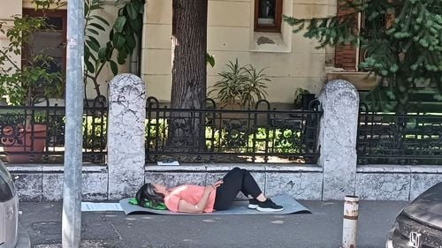 A șasea zi de greva foamei în fața Ministerului Educației pentru mama elevei de la Colegiul Brukenthal din Sibiu, „declarativ” cu predare în limba germană: Respectarea legii ar elimina tot acest haos