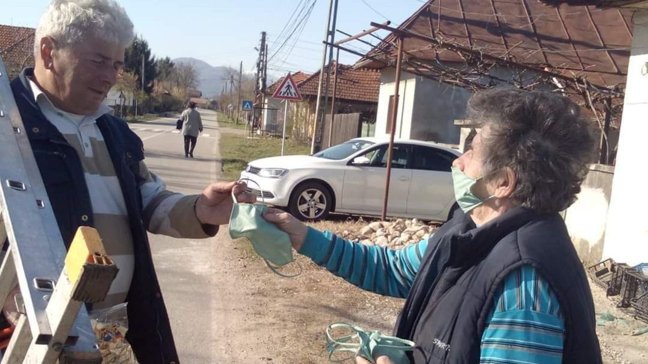 Speranța din Gorj. O croitoreasă pensionară face măști pe care le împarte gratuit în satul natal
