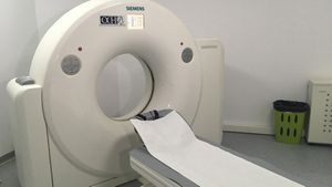 „Computerul Tomograf este la fel de eficient ca și testele de tip PCR în depistarea Covid-19”. Raed Arafat susține că în perioada următoare va crește numărul de testări