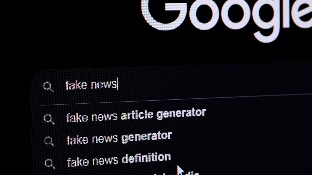 AFP: Informaţiile false distribuite pe reţelele de socializare poluează campania electorală din SUA