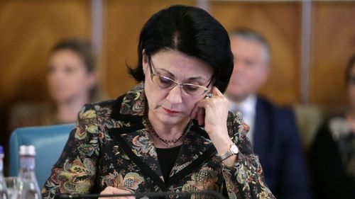 Ecaterina Andronescu a fost demisă de la Ministerul Educației după ce a spus că ea a învățat să nu se urce cu un străin în mașină / Dăncilă: ”Orice astfel de derapaj din partea membrilor Guvernului va fi, de acum înainte, sancționat în același mod”