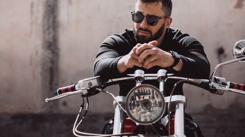 Grecia vrea să interzică vânzarea de combustibil motocicliștilor fără cască