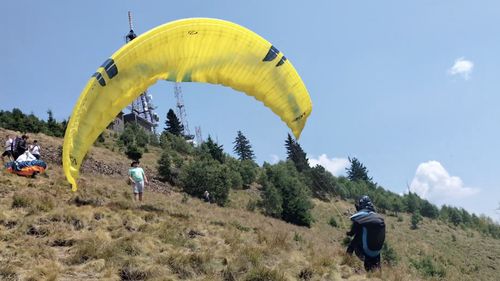 Competiţie spectaculoasă de parapantă pe Valea Oltului / Au participat piloţi din 12 ţări