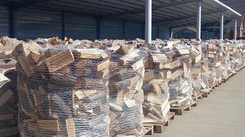 Magazinul online al Romsilva vinde lemn de foc / ”Sprijinim populaţia să-şi ajute mai uşor părinţii” / Prețul e de aproximativ 300 lei pe metru cub, fără TVA