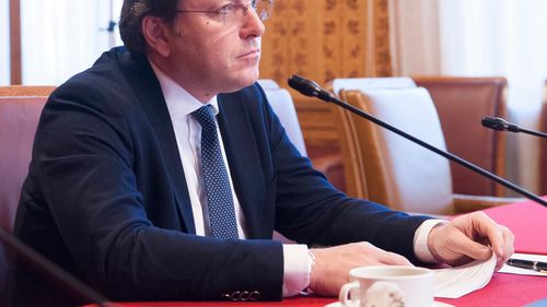 VIDEO Europarlamentarul USR, Vlad Botoș: Comisarul pentru extindere al lui Viktor Orban i-a numit idioți pe eurparlamentari /  Olivér Várhelyi și-ar fi întrebat asistentul, dar a uitat să închidă microfonul: ”Mai sunt mult idioți”?