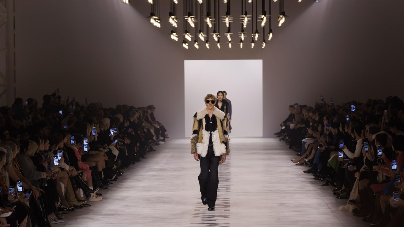Casa de moda Fendi devine mai „basic”? Prima colecție semnată Maria Grazia Chiuri ridică întrebări