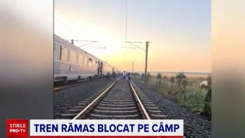 Trenul Mangalia-București a rămas în câmp de azi-noapte. Călătorii, între care mulți copii, blocați de peste 8 ore