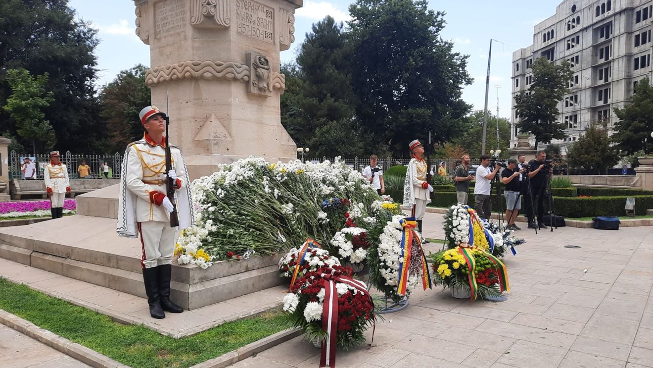 GALERIE FOTO Ziua Națională a Republicii Moldova: Flori la statuia lui Ștefan cel Mare, președinți baltici în vizită, trei zile de concerte în Piața Marii Adunări Naționale