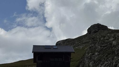 Ultimul refugiu din Bucegi este pe cale să dispară: „Dacă nu intervenim urgent, până la finalul lunii octombrie, iarna cu zăpezile sale ne va prăbuși refugiul Șaua Strunga”  