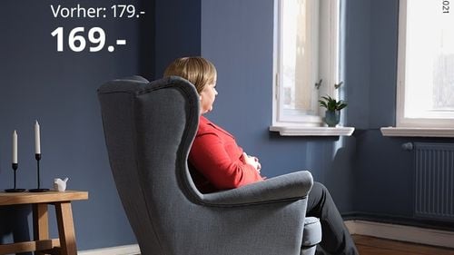 IKEA Germania, reclamă la un fotoliu inspirată de încheierea epocii Merkel: „În sfârșit acasă” / „Poți te rog să-mi dai ochelarii de operă, vreau să văd dacă Olaf este deja ocupat”