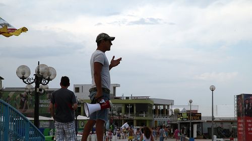 La două săptămâni după ce ministrul Turismului anunța că stațiunea Costinești riscă declasificarea din cauza deficiențelor, se anunță rezolvarea problemelor: ”Va fi un sezon mai bun decât sezonul trecut”