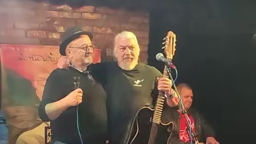 VIDEO Întâlnirea emoționantă dintre Nicu Covaci și Mircea Baniciu pe o terasă din Timișoara. Împăcarea istorică dintre cei doi mari artiști. ”Învățați, totul are un preț. Vrei să realizezi ceva, plătește prețul!” 