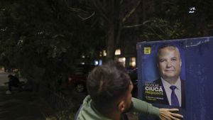 Toate afișele electorale cu Nicolae Ciucă au fost înlocuite după ce PSD a sesizat că depășesc dimensiunile legale / PNL: A fost o eroare materială a agenției de creație / Au fost înlocuite cu dimensiunile actualizate