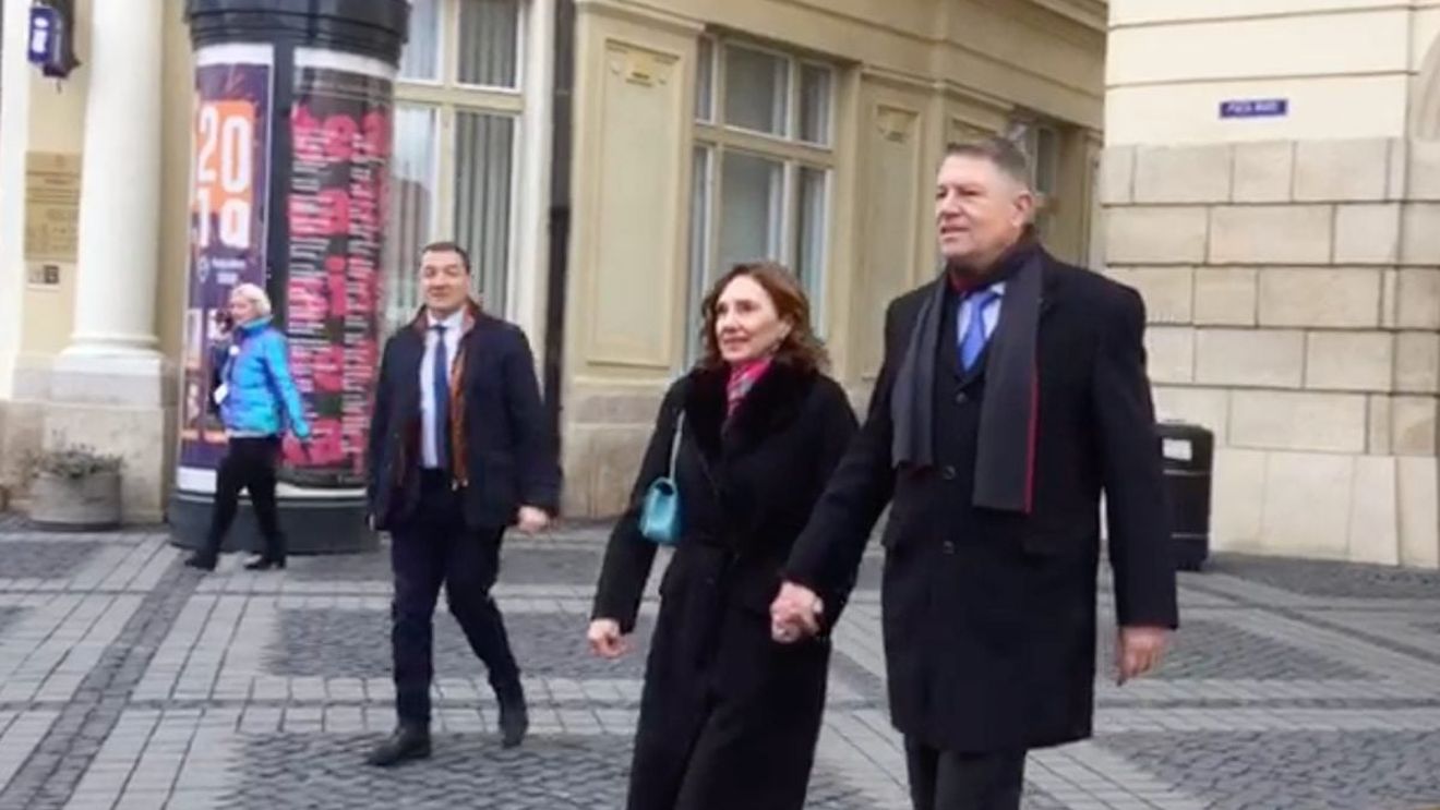 VIDEO Klaus Iohannis şi soţia sa, la slujba de Crăciun, la Sibiu: ”Vă doresc tuturor Crăciun fericit şi Sărbători fericite! La mulţi ani!”