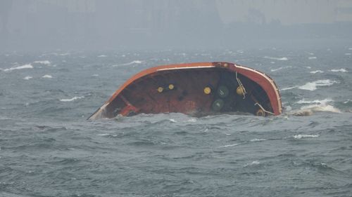 Un petrolier care transporta 1,4 milioane de litri de petrol s-a răsturnat în largul capitalei filipineze Manila