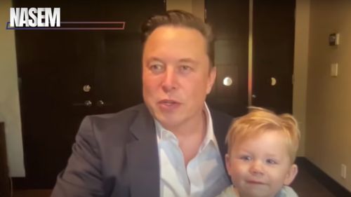VIDEO Elon Musk, cu fiul cel mic în brațe, BabyX, într-o videoconferință. Imaginile au devenit virale