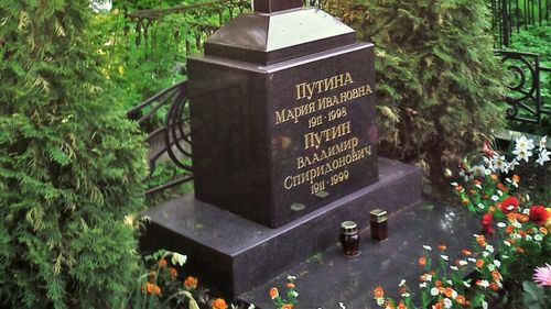 O bunică din Rusia riscă cinci ani de închisoare după ce ar fi lăsat un bilet pe mormântul părinților lui Putin în care spunea că vrea ca liderul de la Kremlin să moară – The Moscow Times