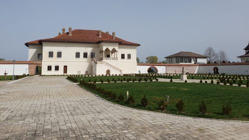 FOTO Destinație de weekend: Ansamblul Brâncovenesc de la Potlogi, lăsat în paragină un sfert de secol și reabilitat în urmă cu zece ani cu fonduri europene / Palatul se află la doar 50 km de București