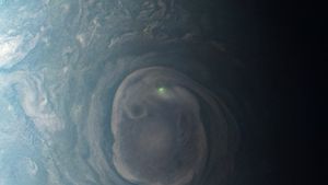 O navă spațială NASA surprinde o imagine cu strălucirea fulgerelor din interiorul unui vortex de pe Jupiter