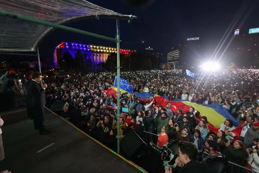miting electoral Nicusor Dan in Piata Victoriei din Bucuresti 