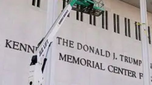 Numele lui Trump trebuie șters de pe Kennedy Center, un spațiu cultural emblematic din Washington DC, a decis o instanță din SUA