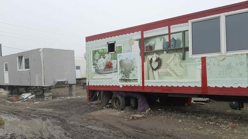 14 ONG-uri critică Primăria Miercurea Ciuc pentru că a mutat zeci de victime ale incendiului din 2021 în remorci de TIR și cer intervenția Corpului de control al guvernului