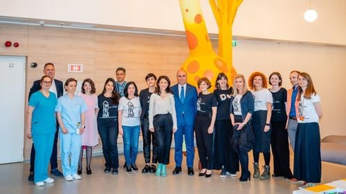 Bolojan, vizită la Spitalul construit de asociația Daruieste Viata: Exemplu de bune practici ce ar putea fi extins, pentru ca toți copiii din România să aibă acces la tratamente de cea mai bună calitate