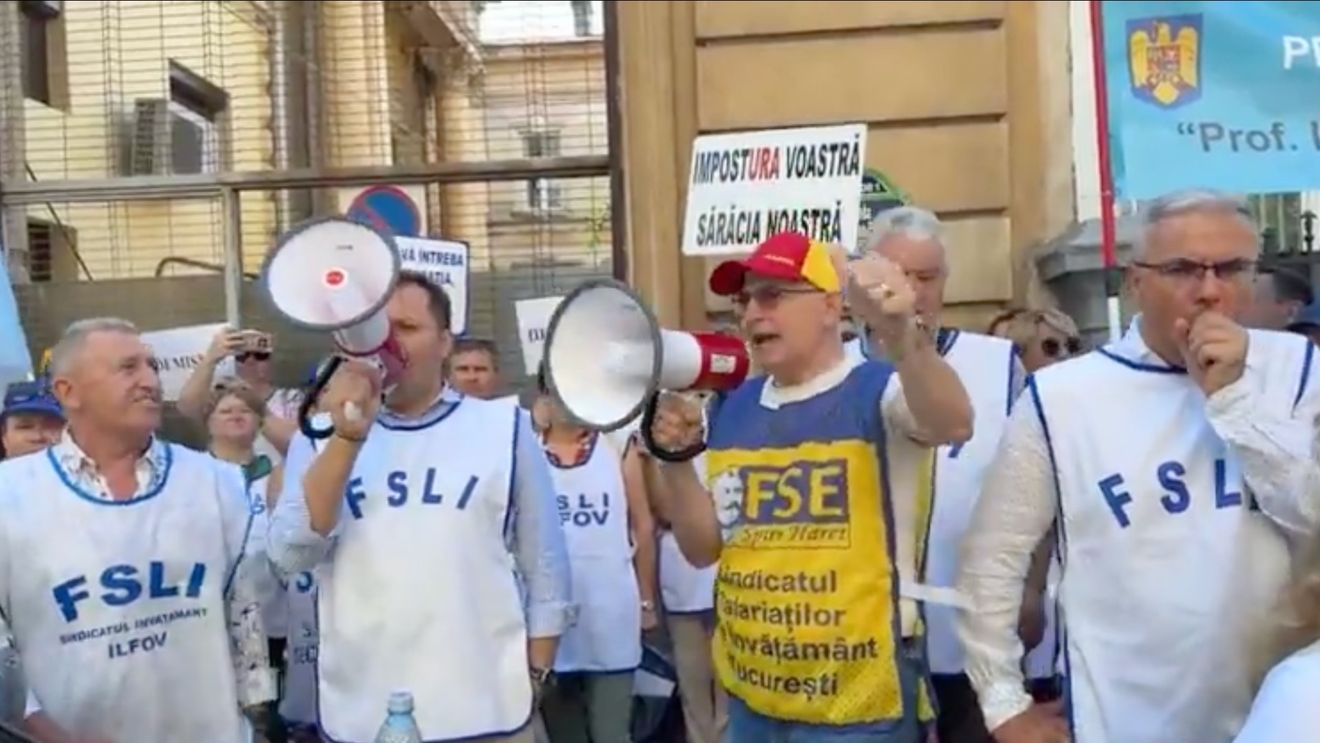 Sindicatele din învățământ protestează pentru a patra zi față de Legea Bolojan, la sediul MinisteruluI Educației și Cercetării / Manifestanții scandează „Demisia” și „Jos cenzura”