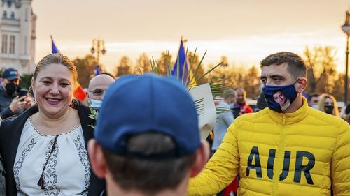 VIDEO Primele fisuri în AUR: Diana Șoșoacă și George Simion, proteste separate / Simion: Nu există tensiuni, dar dacă există trădători mai bine să apară acum