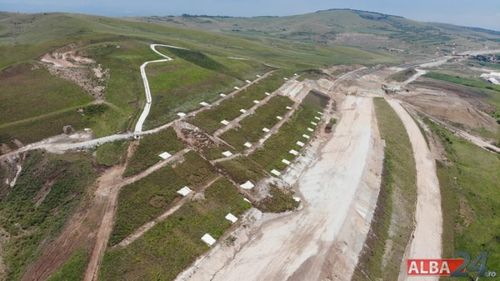 FOTO Alunecare de teren pe lotul nefinalizat al Autostrăzii A10 Sebeș-Turda, lângă Alba Iulia