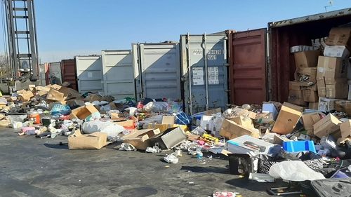 Fosta șefă a Vămii din Portul Constanța, trimisă în judecată în dosarul contrabandei cu deșeuri din Marea Britanie/ Aproximativ 100 de containere cu deșeuri ar fi intrat în România pe filiera corupției din vamă