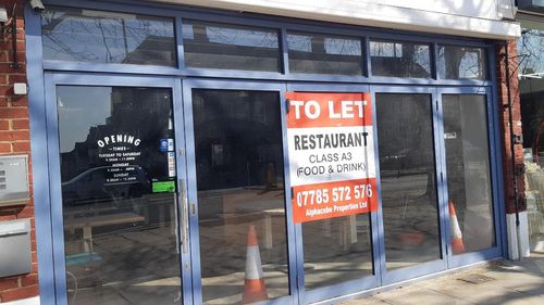  Un an de la instaurarea primei carantine în Marea Britanie. Cum ne-am obișnuit cu distanțarea