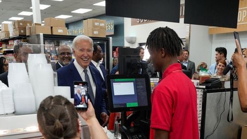Campania lui Biden a depăşit cheltuielile şi veniturile campaniei lui Trump în luna iunie