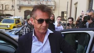 Sean Penn îl compară pe Donald Trump cu un criminal: Ar fi capabil să-şi ucidă soţia dacă aceasta îl părăseşte