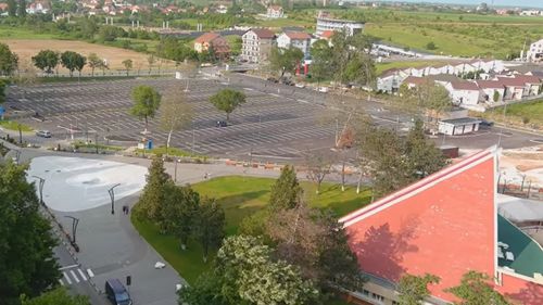 O parcare de 800 de locuri a fost amenajată pe 1,5 hectare, la intrare în Băile Felix, cu 8 milioane de lei, din care 1,5 milioane din fondul de rezervă al Guvernului/ Primarul PSD: ”Am reușit să facem o mică Elveție”