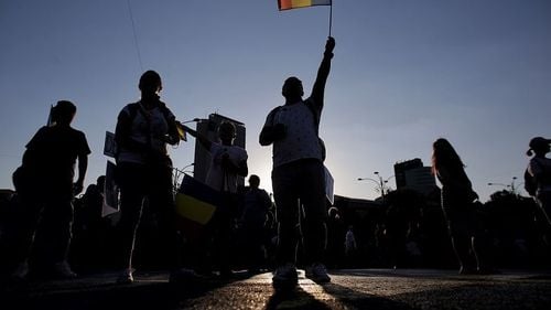 Proiect PNL: Sancţiuni pentru utilizarea drapelului naţional cu inscripţii şi simboluri neaprobate de lege şi regulamente militare / Sunt propuse amenzi de până la 20.000 de lei