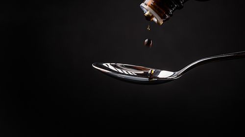 Criză de medicamente pentru copii în farmacii în plin val masiv de viroze respiratorii / Banalul paracetamol aproape de negăsit: „S-a dat ca pâinea caldă. Nu știu când mai primim” / Care ar fi cauza penuriei globale