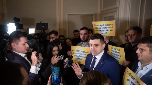 VIDEO Protest AUR la sălile de ședințe ale PSD și PNL de la Parlament, împotriva comasării alegerilor: "Marcel pentru noi e un pui de dictator" 