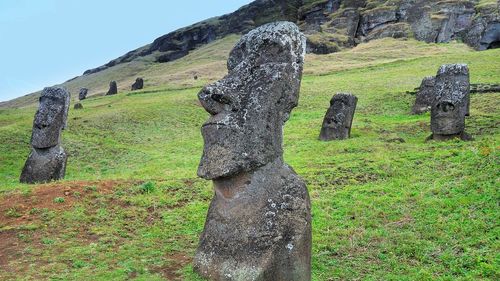 De ce Insula Paştelui, celebră pentru statuile sale, este sufocată de deşeuri din plastic venite din ocean
