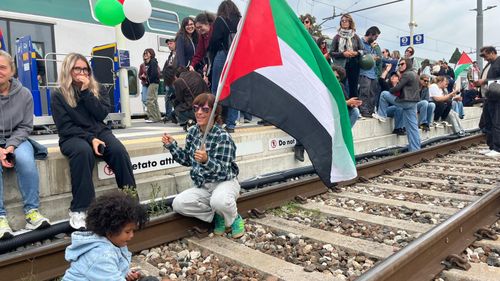 VIDEO Sute de mii de italieni au ieșit în stradă pentru a susține flota de ajutoare pentru Gaza /  O autostradă de lângă Milano e blocată de protestatari, gara din Bergamo e ocupată, accesul spre centrul Veneției e imposibil / ”Faceți liniște atunci când copiii dorm, nu atunci când sunt omorâți”